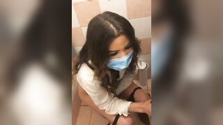 Riprende amica che fa pipi nel bagno del locale