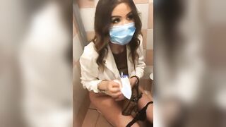Riprende amica che fa pipi nel bagno del locale