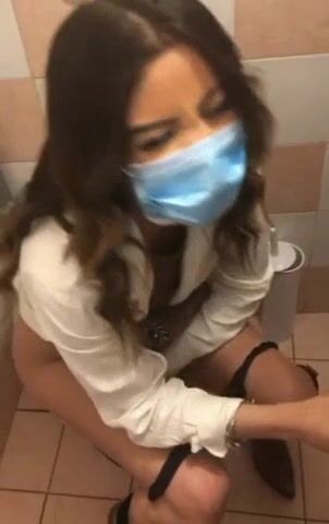 Riprende amica che fa pipi nel bagno del locale