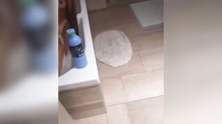 Spy fidanzata in bagno nuda