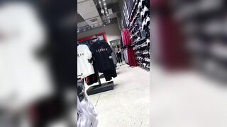 Commessa in leggings si vede la fica