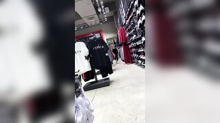 Commessa in leggings si vede la fica