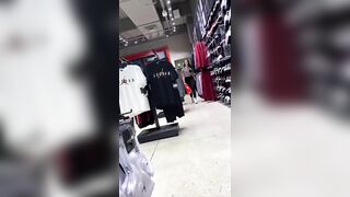 Commessa in leggings si vede la fica