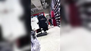 Commessa in leggings si vede la fica