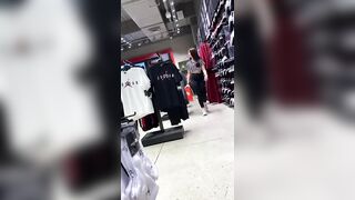 Commessa in leggings si vede la fica