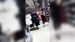 Commessa in leggings si vede la fica