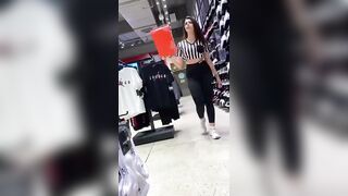 Commessa in leggings si vede la fica