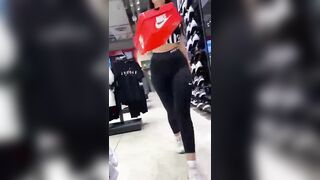 Commessa in leggings si vede la fica