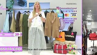 Botto in televendita si spoglia nuda collegata su OF