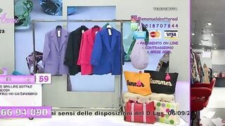 Botto in televendita si spoglia nuda collegata su OF