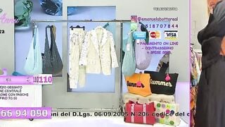 Botto in televendita si spoglia nuda collegata su OF