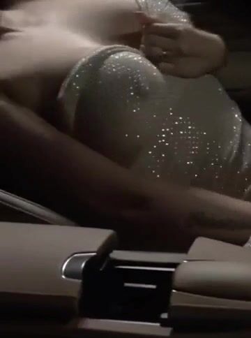 Wanda Nara tette in auto