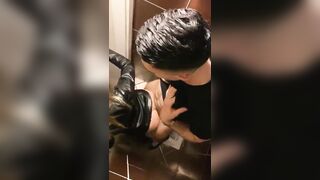 Scopano nel bagno della discoteca