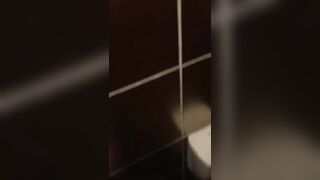 Scopano nel bagno della discoteca