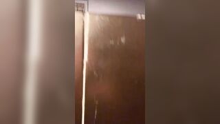 Scopano nel bagno della discoteca