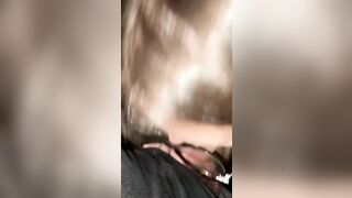 Giovane fidanzata con occhiali lo succhia all'aperto