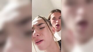 Giovane coppia scopa nel bagno del ristorante senza fare rumore