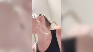 Giovane coppia scopa nel bagno del ristorante senza fare rumore