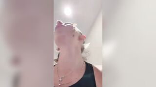 Giovane coppia scopa nel bagno del ristorante senza fare rumore