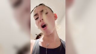 Giovane coppia scopa nel bagno del ristorante senza fare rumore