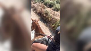 Guendalina a cavallo coi capezzoli duri