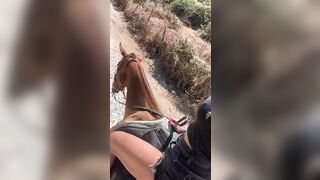 Guendalina a cavallo coi capezzoli duri