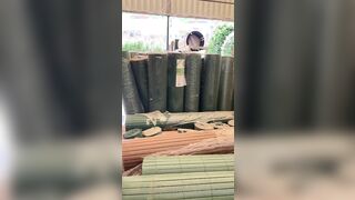 Milf italiana fa un pompino con ingoio in negozio