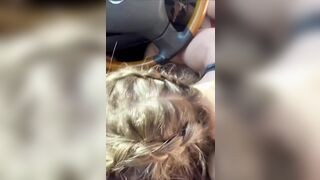 Ragazza italiana fa un pompino in auto al suo ragazzo