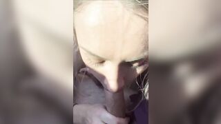 Ragazza italiana fa un pompino in auto al suo ragazzo