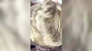 Ragazza italiana fa un pompino in auto al suo ragazzo