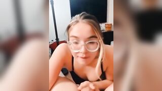 Pompino giovane fidanzata con occhiali sborrata in bocca