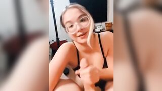 Pompino giovane fidanzata con occhiali sborrata in bocca