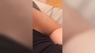 Sega guardando e palpando il culo della mia donna