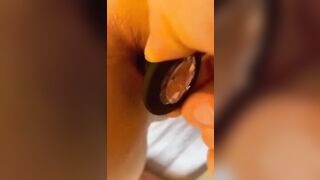 Facciamo vedere bene questo culetto col plug anale