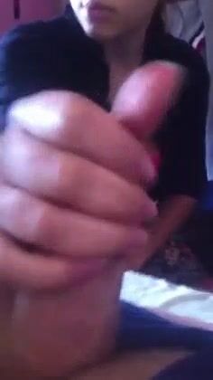 Fidanzata napoletana fa una sega e lui sborra