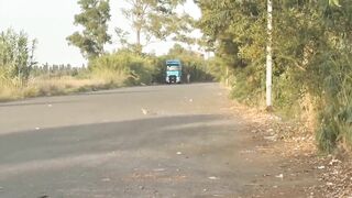 Fidanzata italiana troia fa una sega a camionista pancione in un parcheggio