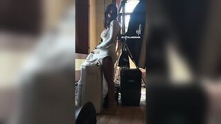 Elettra Lamborghini ha caldo e rinfresca la passera