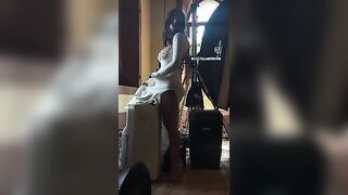 Elettra Lamborghini ha caldo e rinfresca la passera