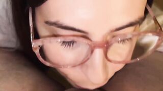 Fidanzata fica con occhiali lo prende a pecorina con sborrata in faccia