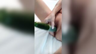 Si sfonda la fica con grosso cetriolo