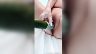 Si sfonda la fica con grosso cetriolo