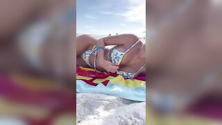 Fidanzata troia in spiaggia