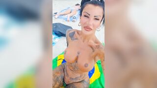 La transessuale napoletana Sara Finizio in topless