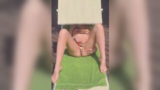 Prende il sole sul balcone e si masturba Milf italiana