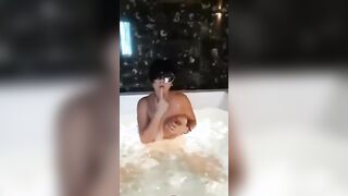 Milf italiana si masturba nell'idromassaggio