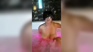 Milf italiana si masturba nell'idromassaggio