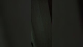 Spio la fidanzata dal buco della serratura in bagno