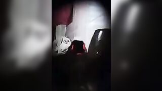 Spio la fidanzata dal buco della serratura in bagno