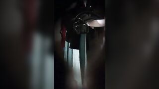 Spio la fidanzata dal buco della serratura in bagno