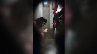 Spio la fidanzata dal buco della serratura in bagno